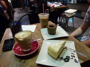 Café "My Sweet Memory" mit Chai Tea, Caramel Macchiato und Kuchen