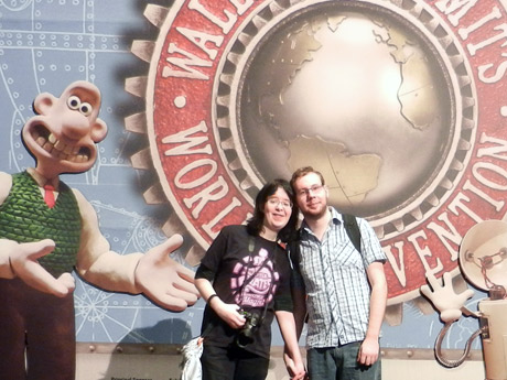 Alina und Robert am Eingang von Wallace and Gromit´s World of Invention