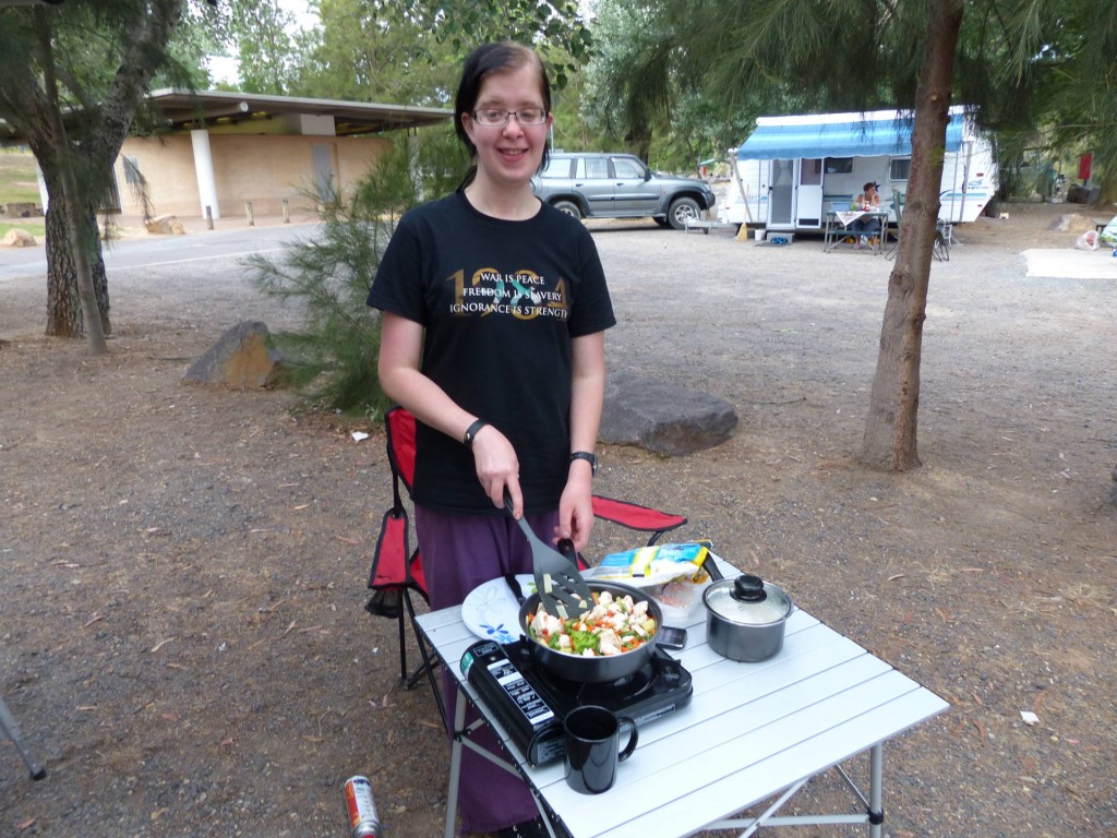 Alina macht Abendessen auf dem Cotter Campground