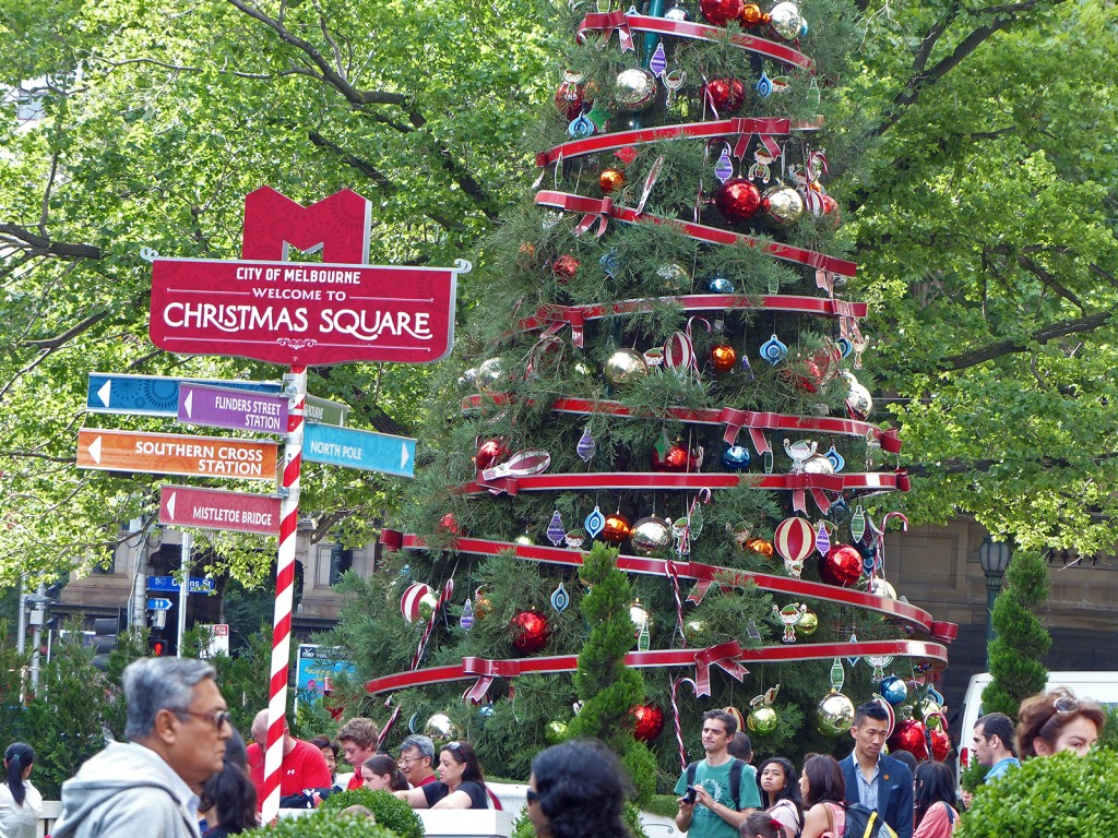 Christmas Square in Melbourne, mit Weihnachtsbaum und einigen Menschen in T-Shirts ;)