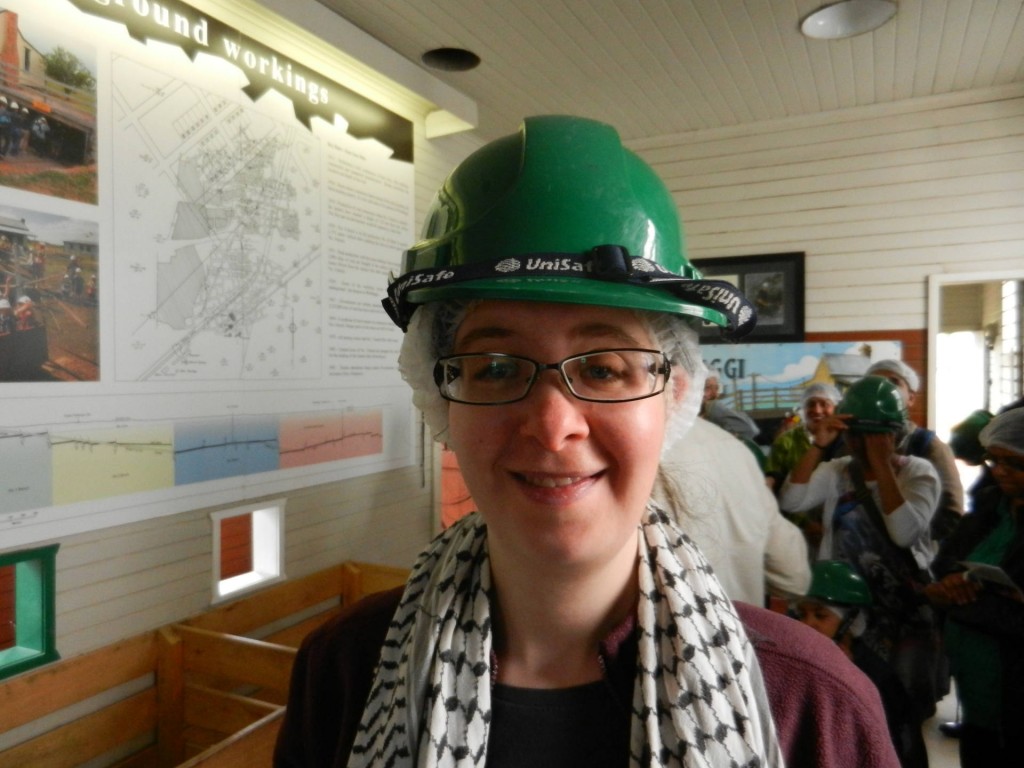 Alina mit Helm in der State Coal Mine, Wonthaggi