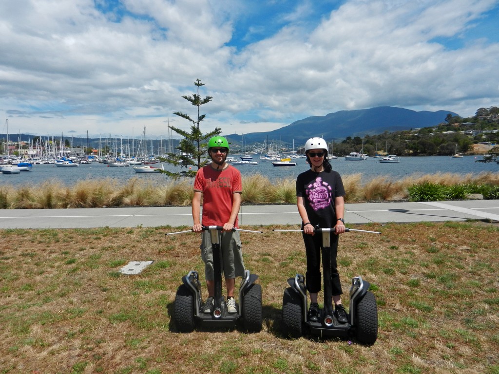 Robert und Alina auf Segways vor dem Hafen in Hobart