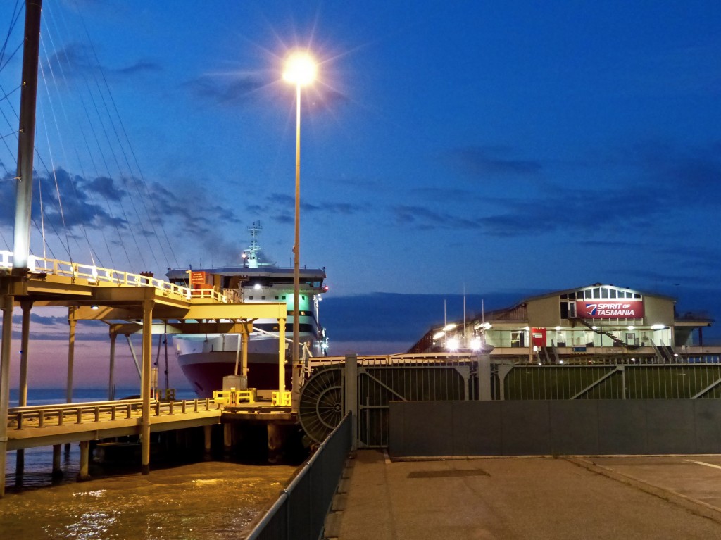 In der Morgendämmerung Blick vom Hafen auf die Fähre