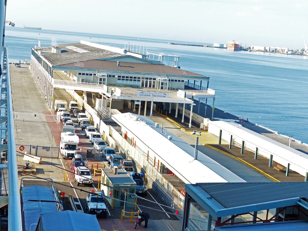 Blick von oben auf den Cruise Terminal in Devenport