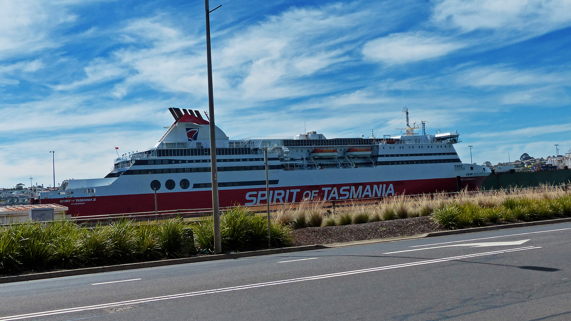 Die Fähre Spirit von Tasmania die in Devenport vorbeifährt