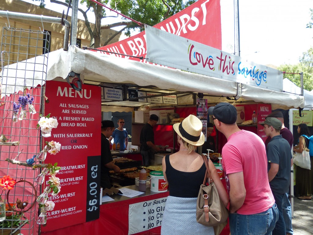 Gut besuchter Wurststand auf dem Salamanca Market in Hobart an man "Bratwurst" kaufen kann