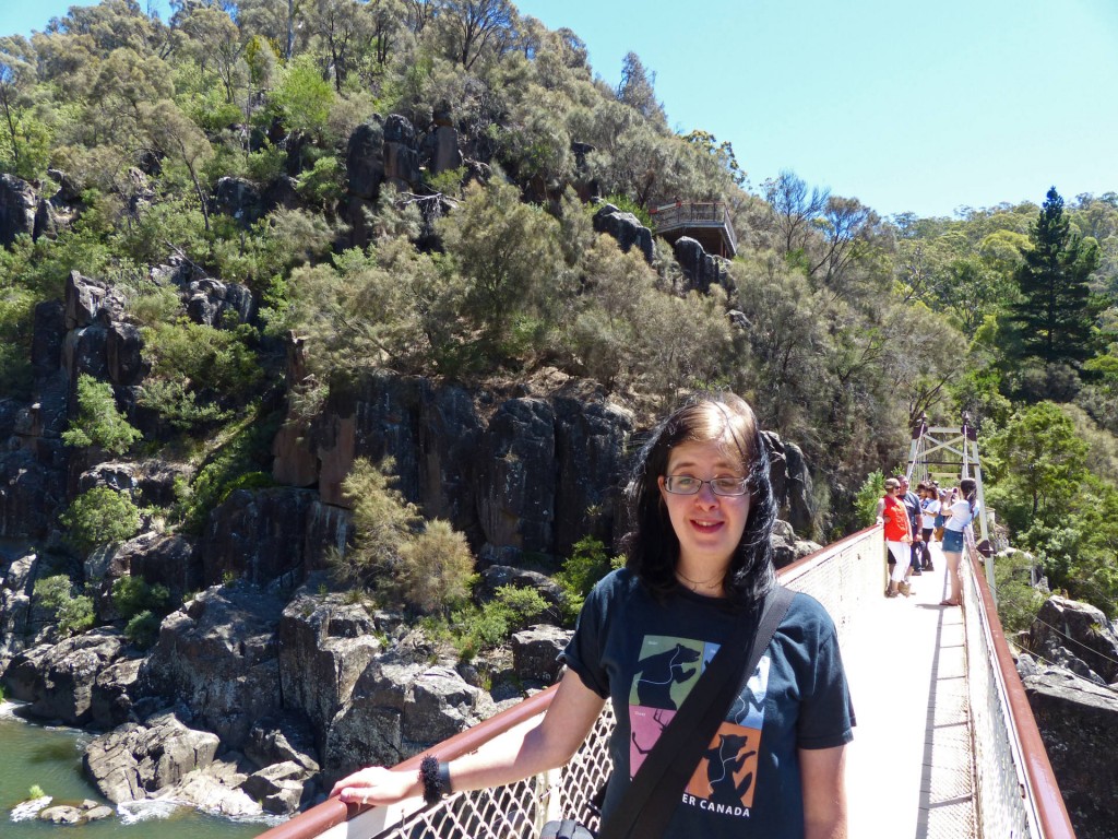 Alina auf der Alexandra Suspension Bridge in Launceston